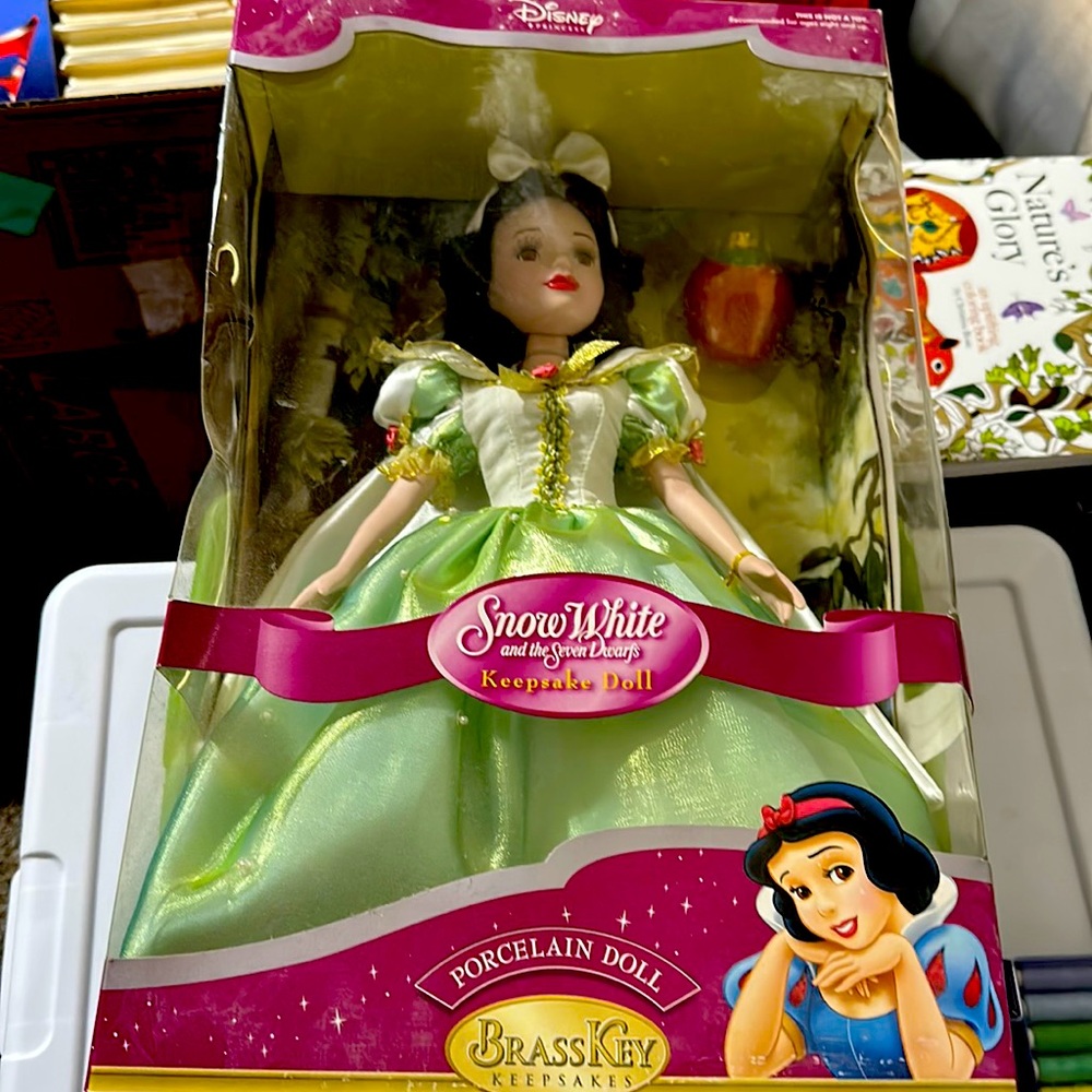 Disney keepsake white/green porcelain SnowWhite.